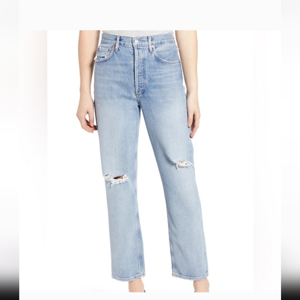 Light wash, high rise button fly 90's distressed jeans size 32!